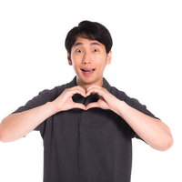 ラブリツお願いします両手でハートポーズをする笑顔の男性の写真