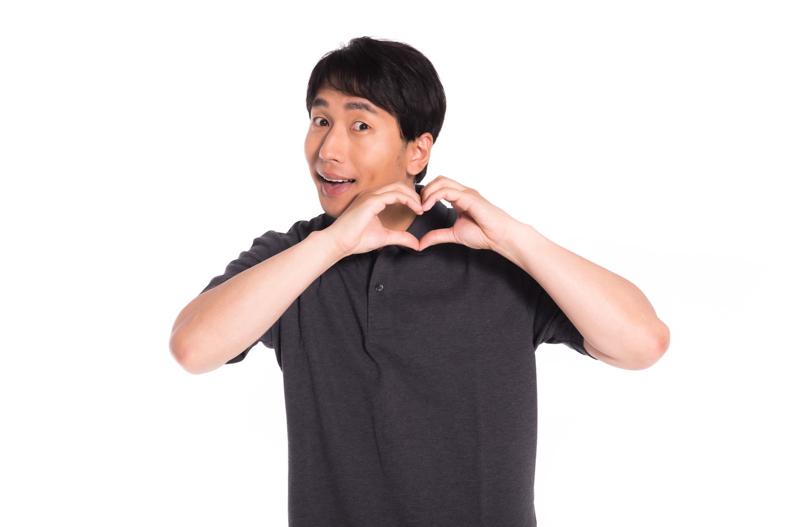 両手でハートマークを作りながら笑顔を見せる黒髪の男性［モデル：大川竜弥］