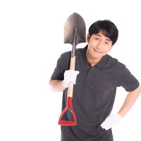 スコップの掘り起こし作業をするお父さんの写真