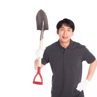 今から埋めちゃうぞ！シャベルを持って笑顔の男性の写真