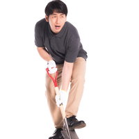 嫌々ながら穴を掘らされる男性の写真