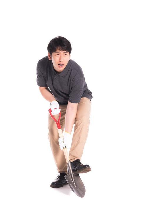 嫌々ながら穴を掘らされる男性