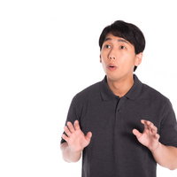 突然の出来事に慌てて両手を上げる男性の驚きと動揺の写真