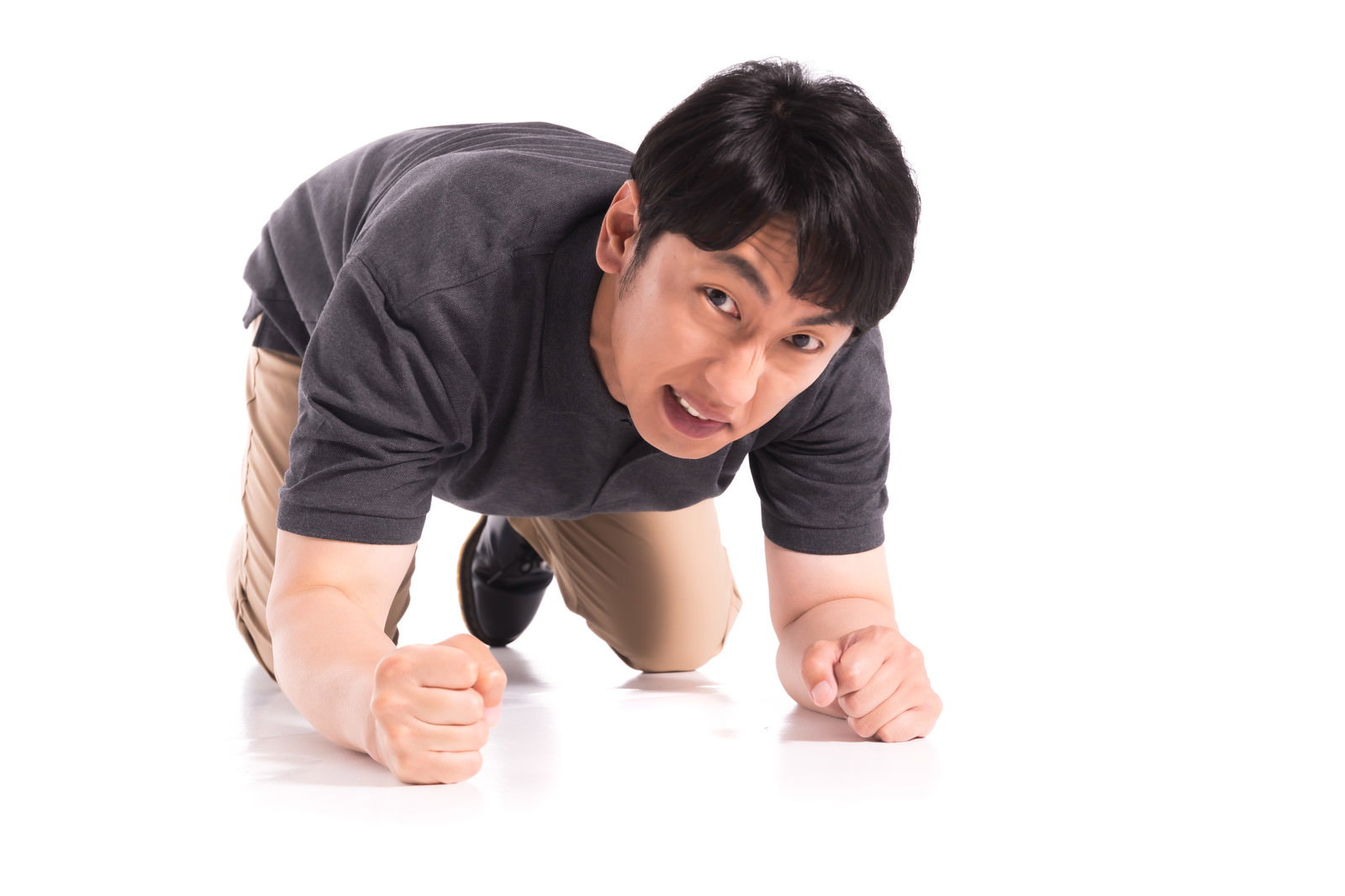 両手を合わせて下を向く男性［モデル：大川竜弥］