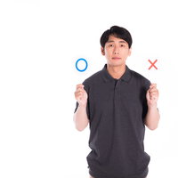 正解か不正解かをジャッジする男性のポートレートの写真
