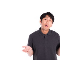ッケ　くだらねぇと両手を上げるお手上げポーズの男性の写真