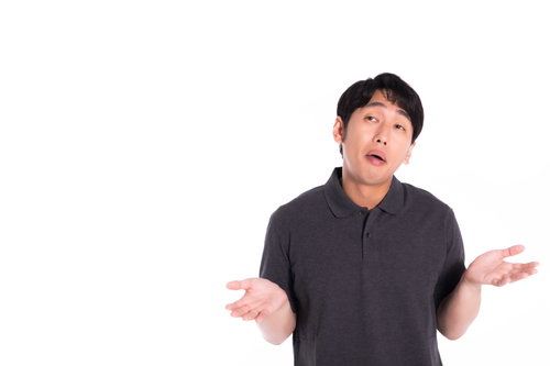 ッケ　くだらねぇと両手を上げるお手上げポーズの男性