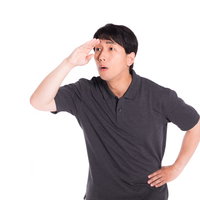 遠くを見渡す男性が手をかざすビジネスポーズの写真