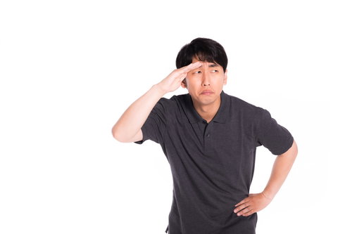 訝し気に周りを見渡し、手をかざして確認する男性