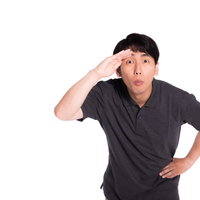 ハローユーチューブ、手を額に当てて敬礼ポーズをとる男性の写真