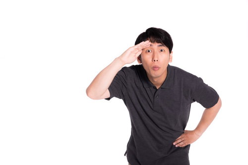 ハローユーチューブ、手を額に当てて敬礼ポーズをとる男性