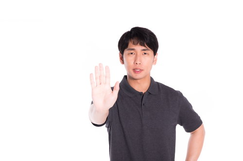 手を上げて抵抗する男性の制止ポーズ、ストップジェスチャー