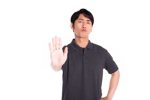 停止を促す手のひらポーズをする男性の制止ジェスチャー