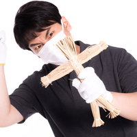 藁人形に恨みを込める男性の写真
