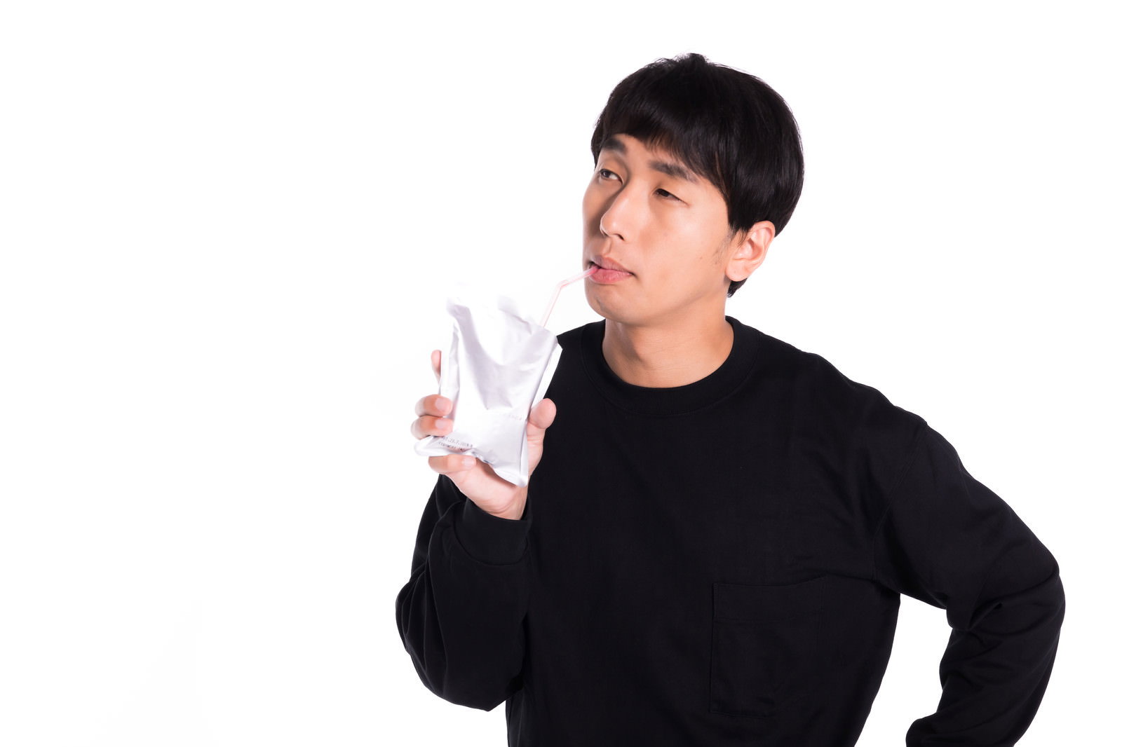白いティッシュを手に持ち困った表情で上を見つめる黒いシャツの男性［モデル：大川竜弥］