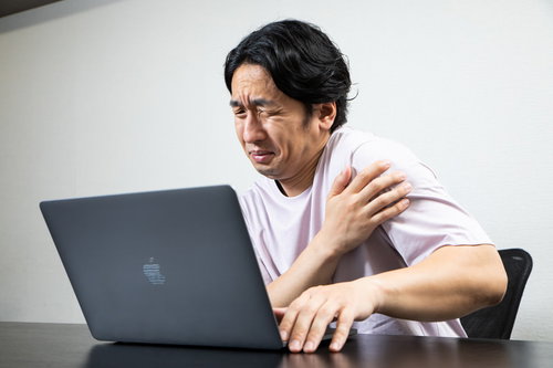 肩の痛みをかばって本日もデスクワークマン