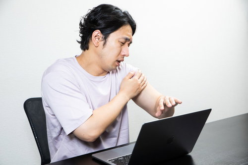 ワクチンを接種した腕の痛みが消えず仕事が手につかない男性