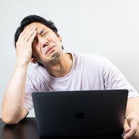 「偏頭痛がひどくて」をアピールするエンジニアの写真