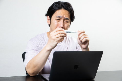 ワクチン接種二日目、副反応で発熱しデスクワークができない男性