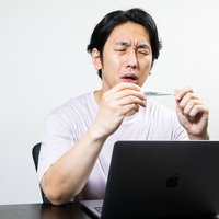 体調が悪いので体温を測ったら高熱だった時の男性の写真