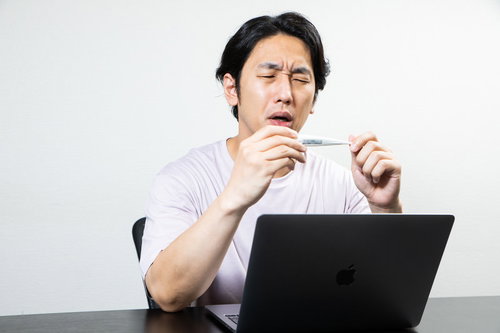 体調が悪いので体温を測ったら高熱だった時の男性