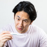 熱があると思ったら全然なかった男性、体温計を見て驚くの写真