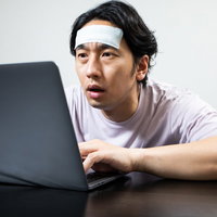 コーディングに夢中な発熱男子、冷えピタで対応の写真