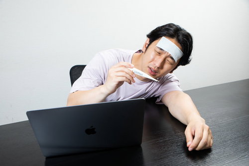 体温計を見て熱のせいだったのかと項垂れる男性