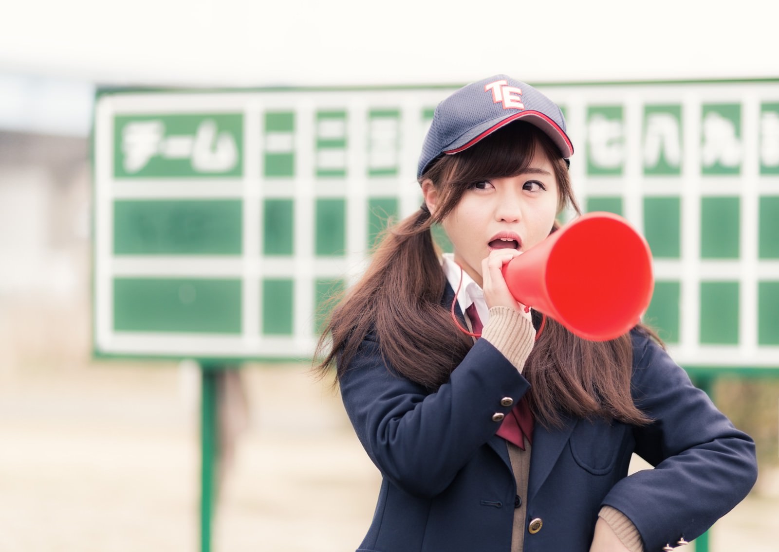 メガホンで応援する女子マネージャー［モデル：河村友歌］