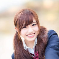 通学中に明るく声をかけてくれる幼なじみの女子高生の写真