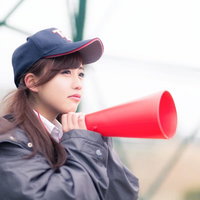 最後まで諦めず応援する女子高生の写真