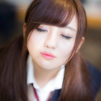 放課後、教室でキスをせがむ彼女の写真