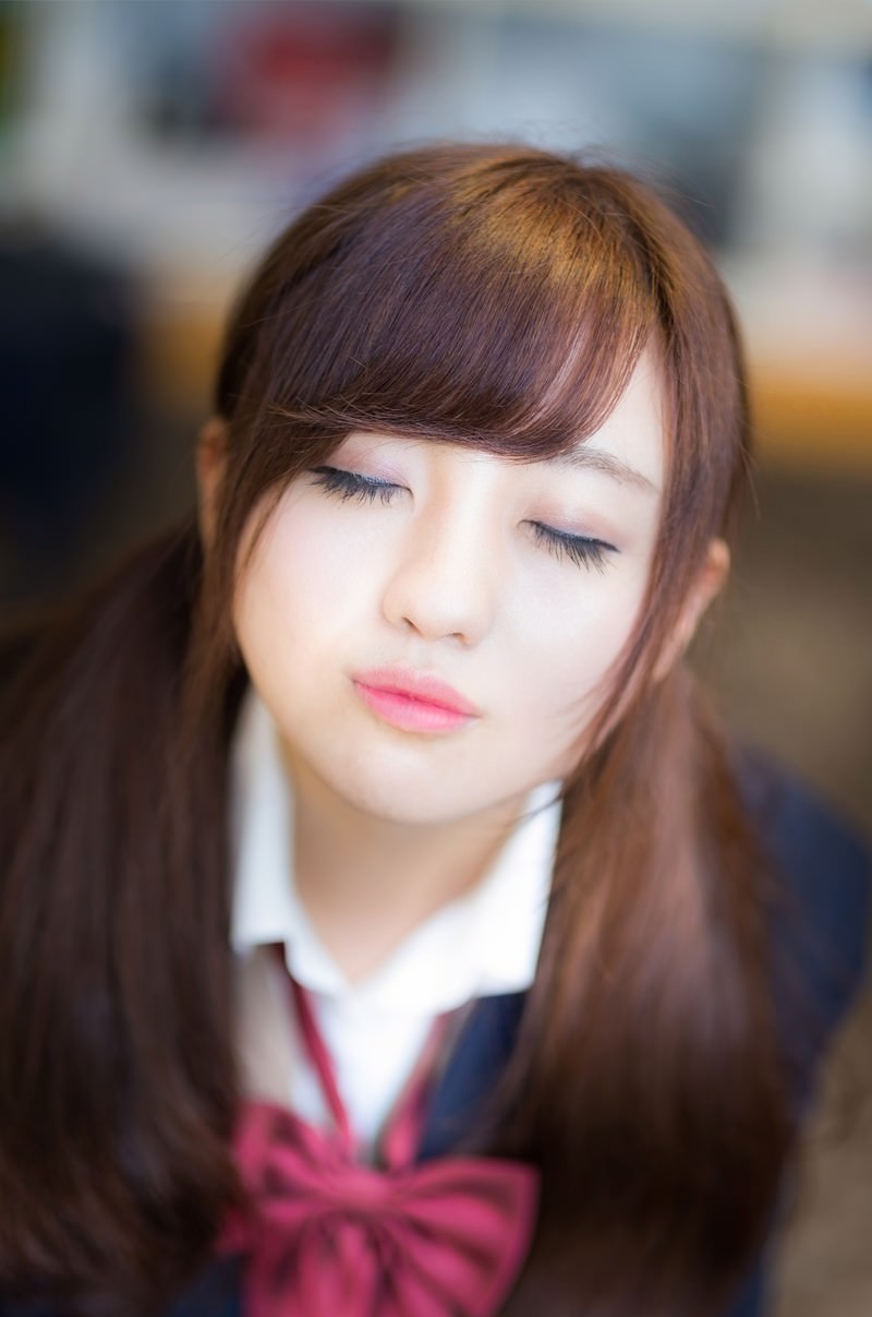 放課後の教室でキスをせがむ制服の女性［モデル：河村友歌］