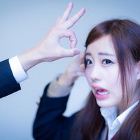 罰ゲームでデコピンされる女子高生の写真