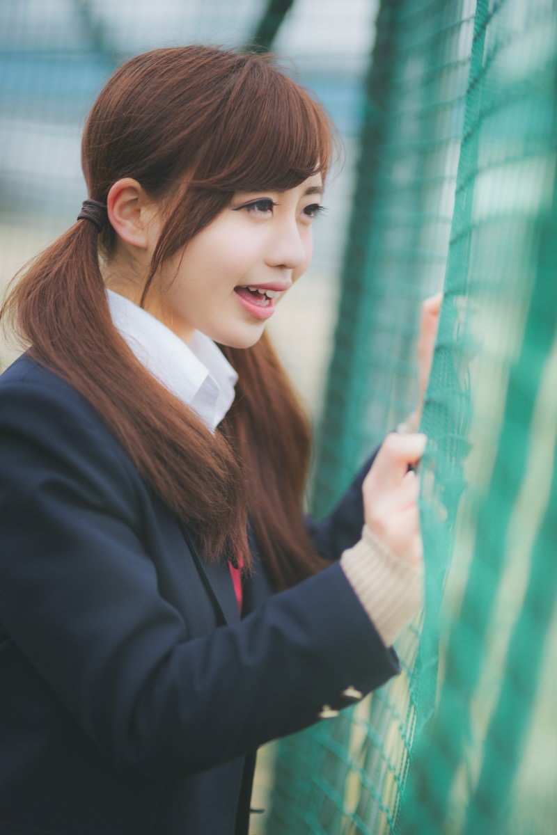 バックネット裏から声援を送る女子高生［モデル：河村友歌］