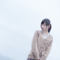 切ない表情で埠頭を歩く女子高生、セーラー服姿で心情を表現の写真