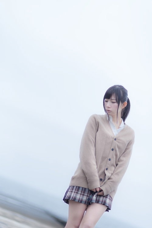 切ない表情で埠頭を歩く女子高生、セーラー服姿で心情を表現