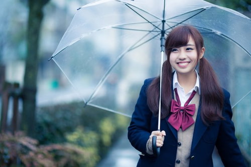 傘を持ってるんそわしちゃう女子高生