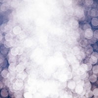 水面に映る光のキラキラした玉ボケと反射の背景の写真