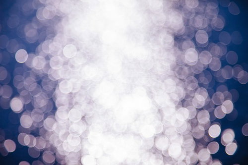 水面に映る光のキラキラした玉ボケと反射の背景