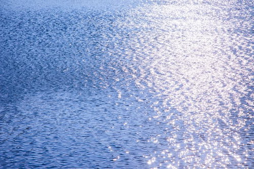 日の出の光が反射する海のボケ