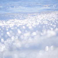 海面が太陽光でキラキラする玉ボケの写真