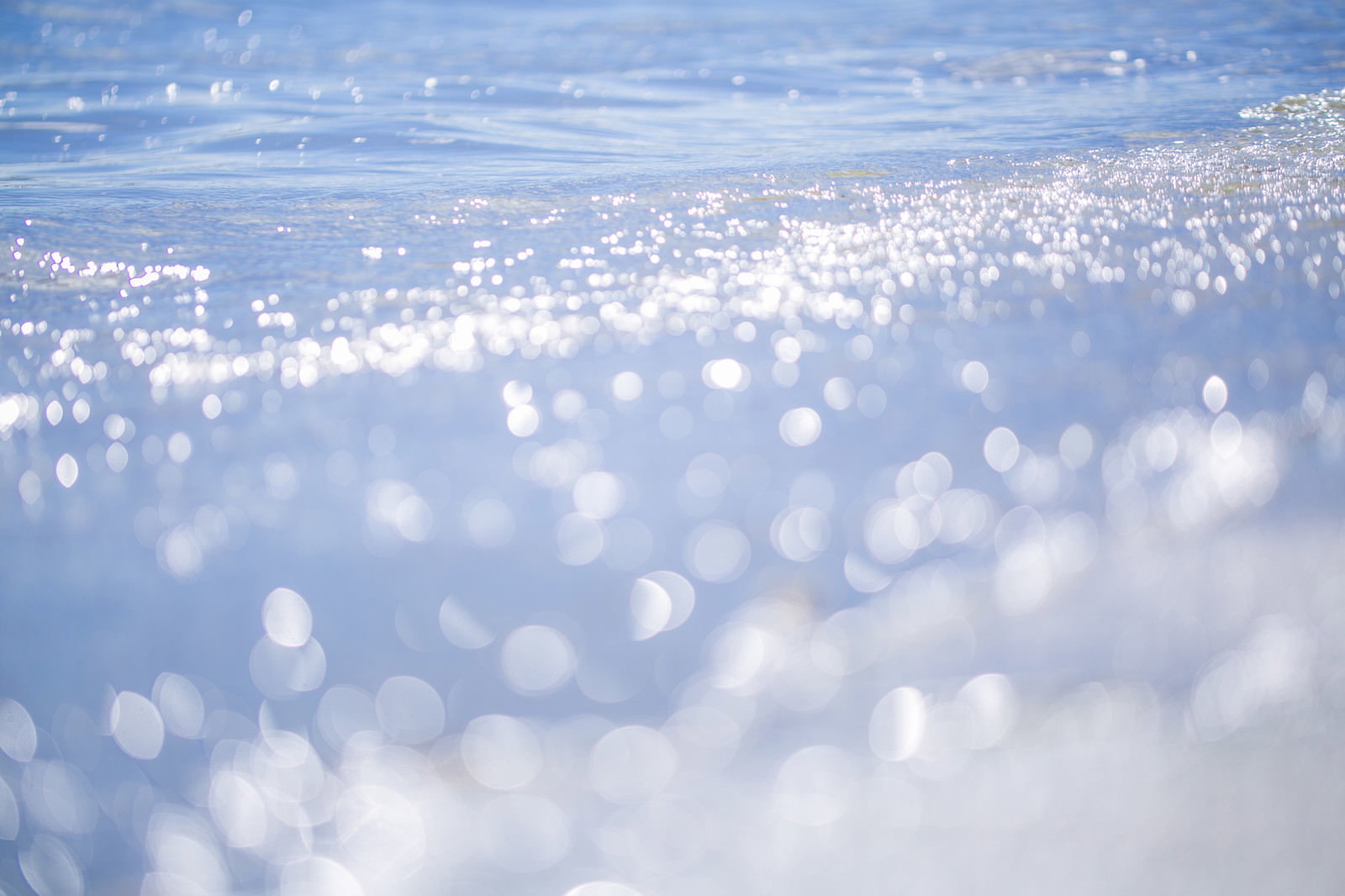 晴天の海面に太陽光が反射してキラキラ輝く風景