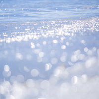 海面に太陽の光がキラキラと反射している晴天時の風景の写真