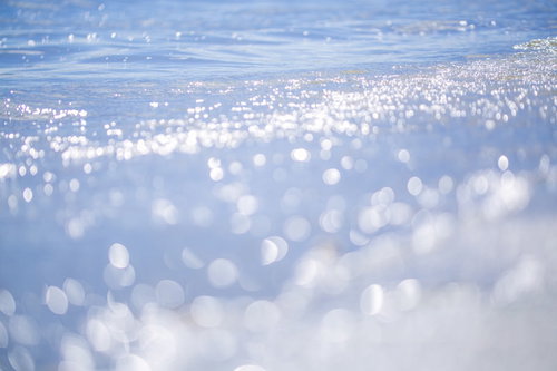 海面に太陽の光がキラキラと反射している晴天時の風景