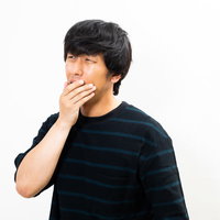 あーあ言わんこっちゃない、年収低すぎでショックを受ける男性の写真
