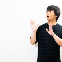 想像以上に大きくて驚く様の男性の驚きの表情とリアクションの写真