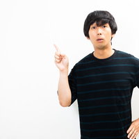 今日はこちらに来ています系男子の指差しの写真