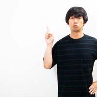 鬱憤がたまって指をさす男性の不満と怒りの表情の写真