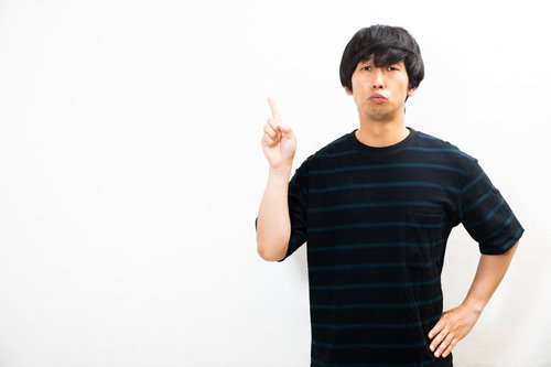 鬱憤がたまって指をさす男性の不満と怒りの表情